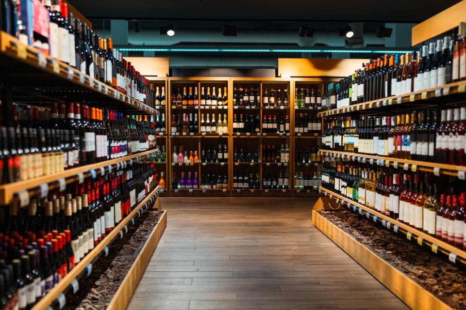 酒屋さん（酒販店）を開業するには？酒類の販売に必要な資格や注意点 