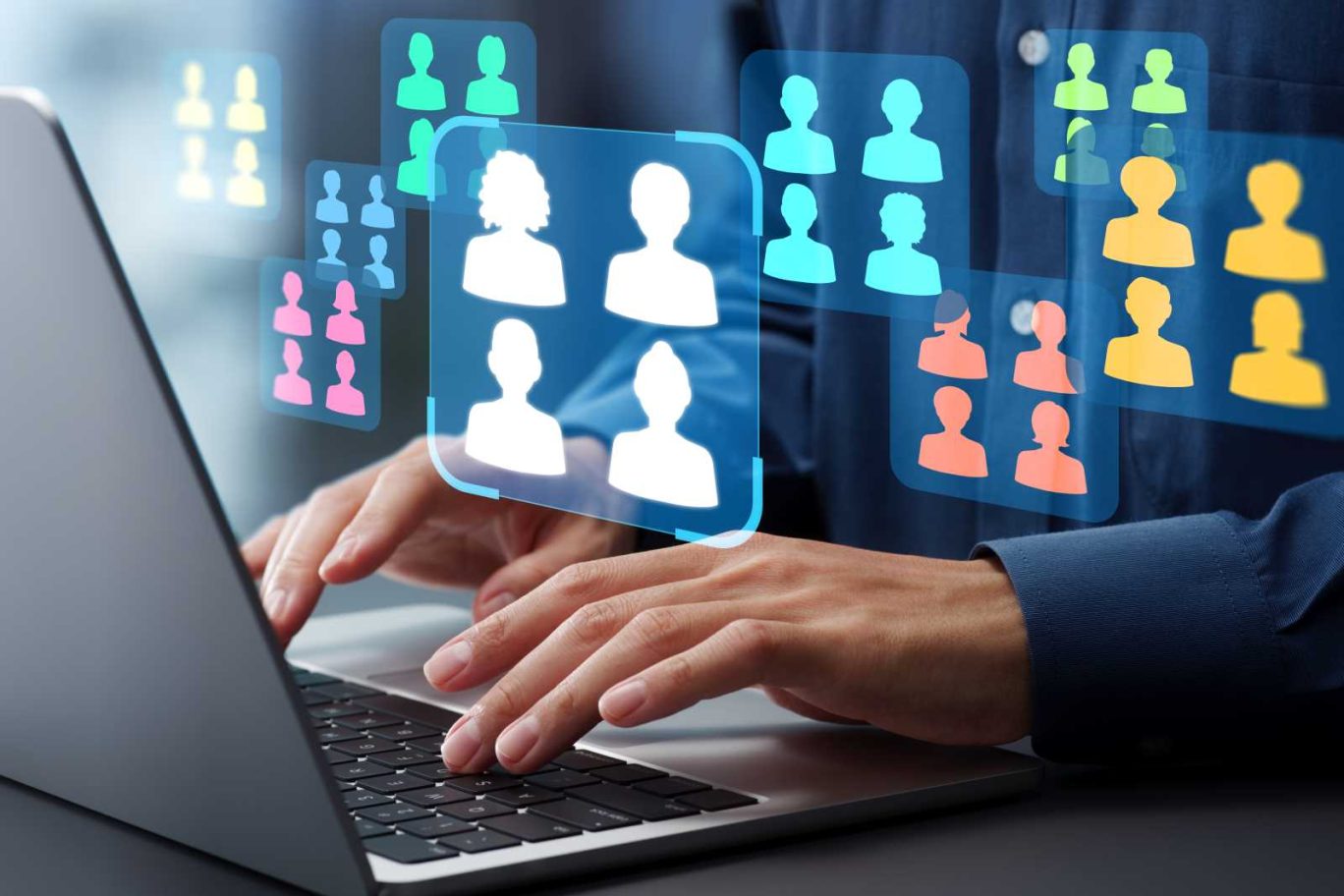 記事のメイン画像：ノートパソコンを操作する手元に多数の人物アイコンが浮かび上がっている
