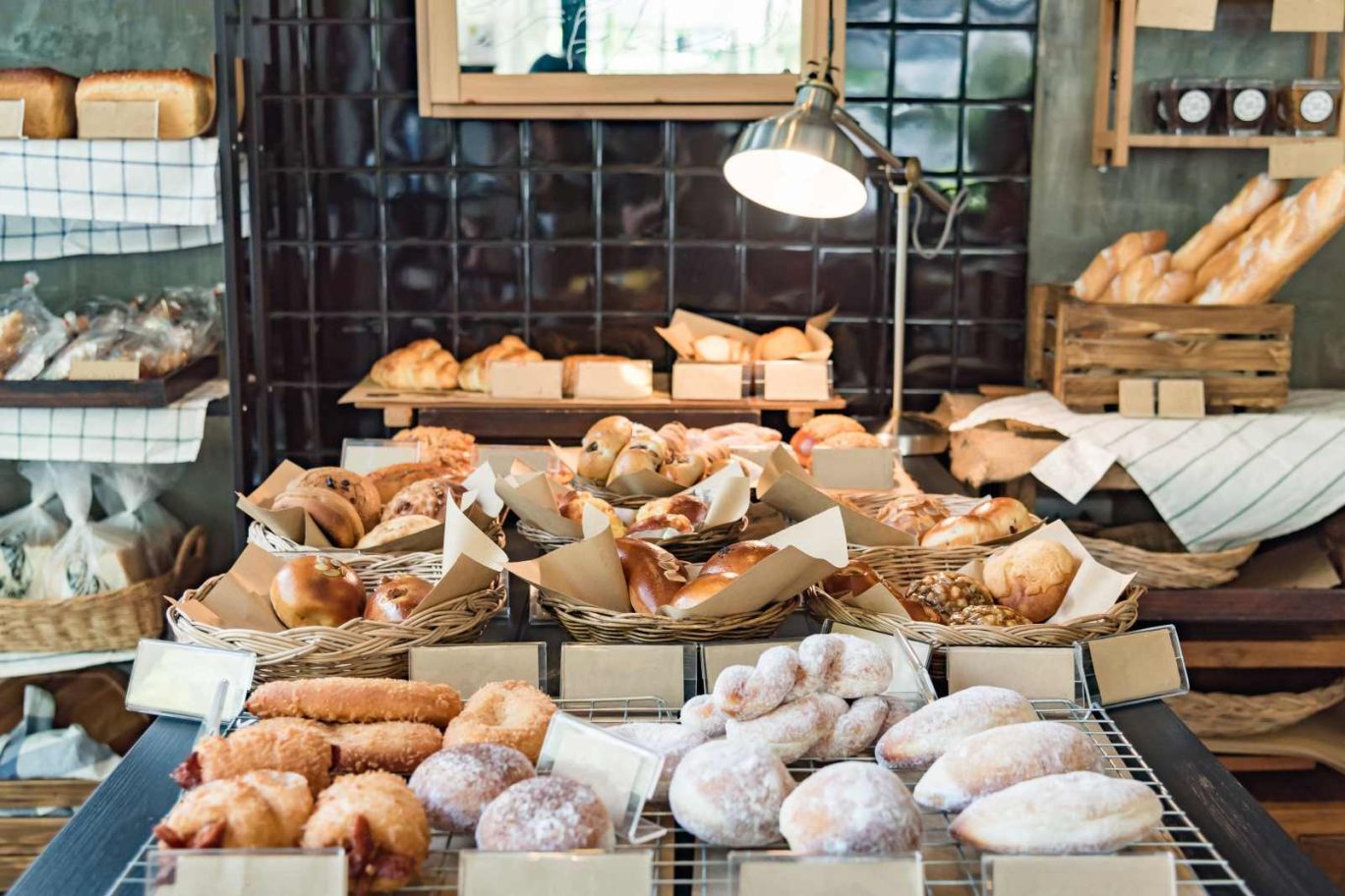 メイン画像：おしゃれな店内に種類豊富なパンが美味しそうに並べられている様子