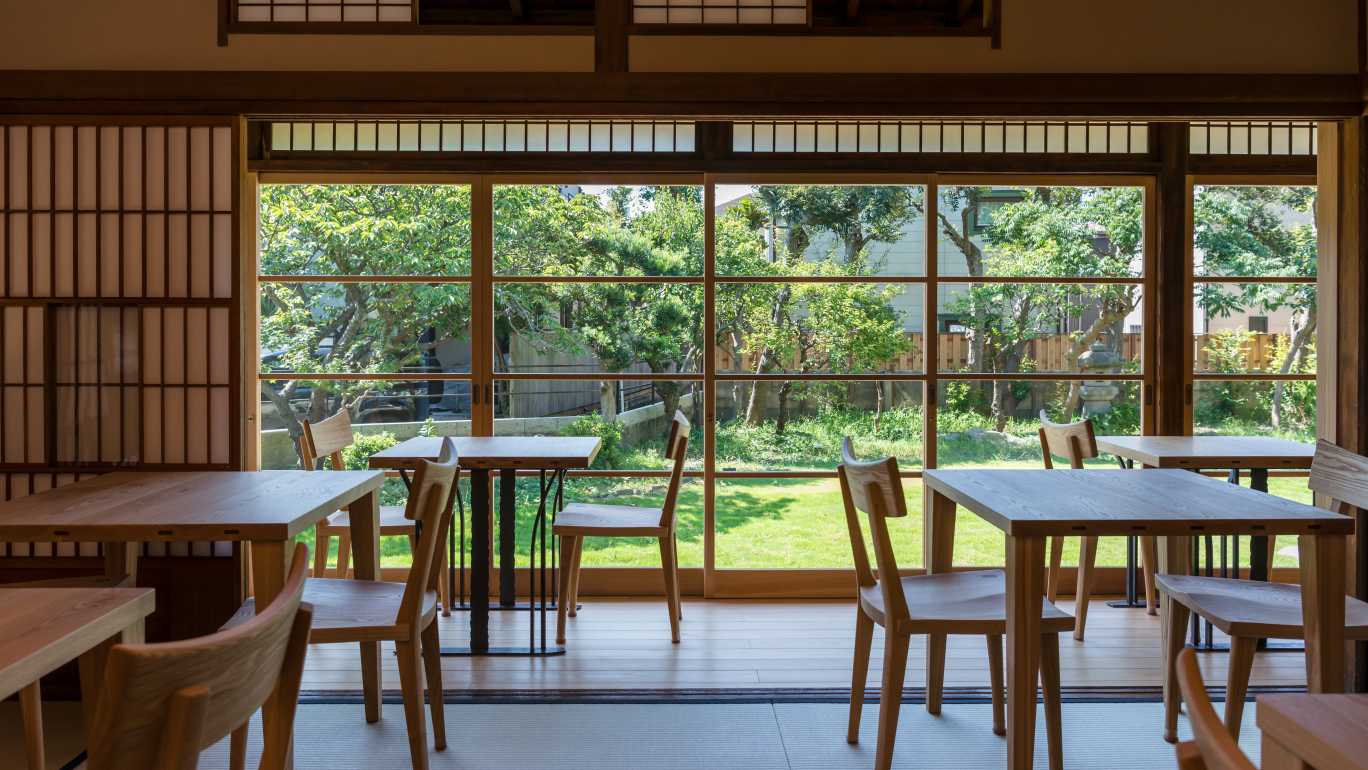 写真：カフェの内装における「レトロ（古民家風）スタイル」のイメージ