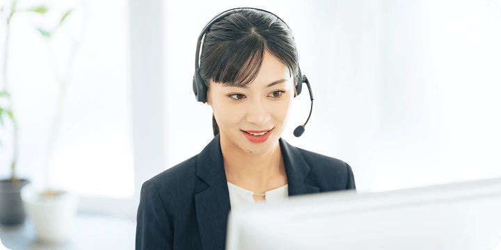写真：ヘルプデスクのスタッフがお客様のお問い合わせに丁寧に対応