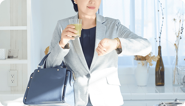時間を気にして出かける画像