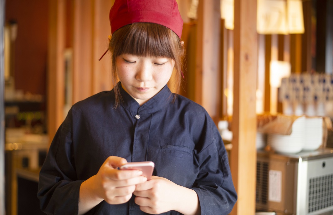 紙ベースのシフト提出をスマホアプリに全面転換