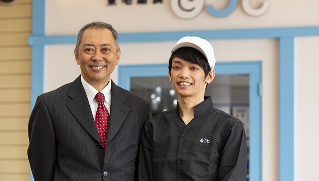 東毛酪農63℃ / 株式会社三丸 代表取締役 青山 稔さん、横浜・八景島シーパラダイス店 店長 青山 祥太朗さん