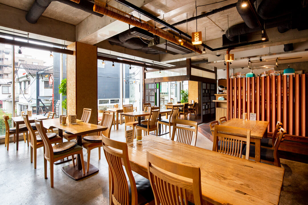 渋谷に近い住宅地の三軒茶屋に店を構える「和kitchenかんな」三軒茶屋店は、夏季の平均待ち時間が約4時間、1日400杯のかき氷を売り上げる人気店である