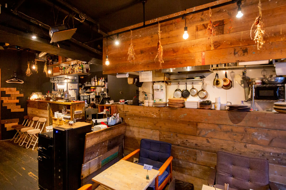 東京・下北沢の「Cafe Dining &ROLL (アンドロール)」は、20坪24席のカフェ・ダイニングである