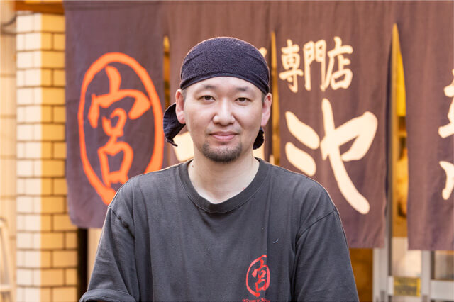 居酒屋 煮込み専門店マルミヤ 立川店 / 店長 新海 修平氏