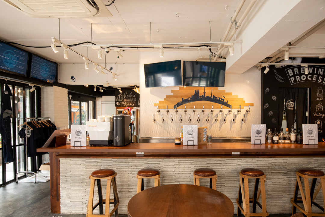 「TOKYO ALEWORKS」は、JR板橋駅から徒歩6分のマンション一階に、2018年、クラフトビール醸造所として開業。
