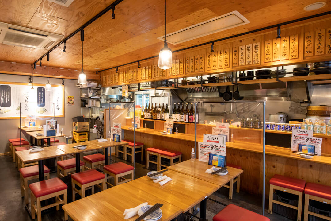 「博多うどん×すだち餃子 大衆酒場 博多どんたく」亀戸店は、総武線と国道京葉道路に挟まれた駅裏の飲食店街にある