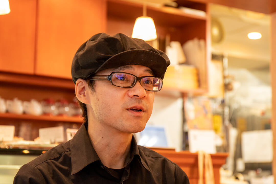 パティスリー サロン・ドゥ・テ アミティエ 神楽坂は、パリのコルドンブルーで学び都内パティスリーでも修業した三谷智恵氏がシェフを務め、夫である三谷哲史氏が経営を担うフランス菓子店だ