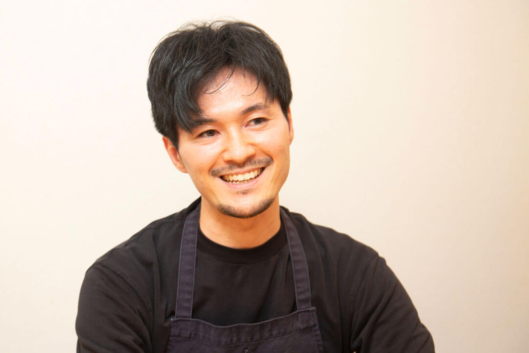 「四代目魚要」は、地元で100年の歴史ある老舗鮮魚店「魚要」が経営する海鮮丼の店