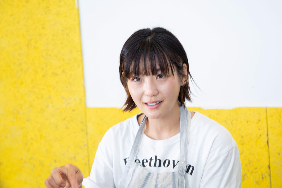 厳選した茶葉と独自のブレンドスパイスを使ったチャイとストレートティーのほか、カレー、ホットサンド、焼き菓子などを提供している。