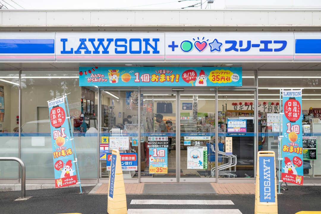 多くの常連客に親しまれる地域密着のコンビニ店舗