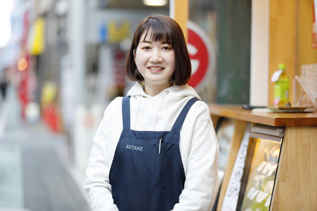 主任 青山 愛紗 氏